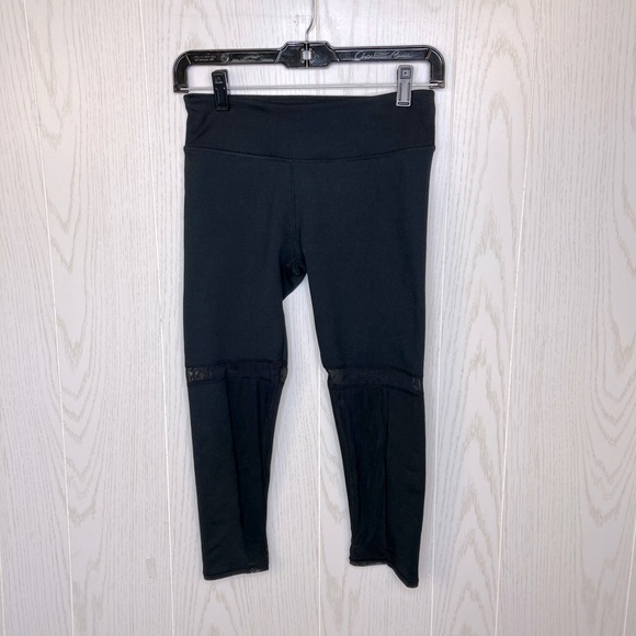 Fabletics Black with Sheer Accents Capri Pocket Leggings Size XS - Picture 1 of 12